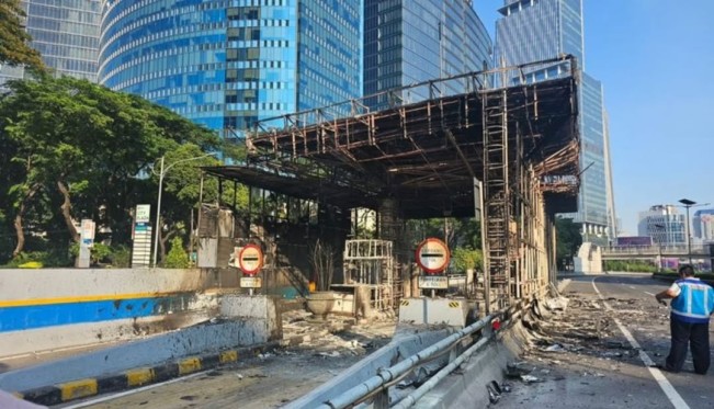 Gerbang Tol dibakar masas demo ricuh di Jakarta. [Dok. Jasa Marga]